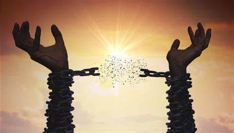 10 600+ Broken Chain Photos, taleaux et images libre de droits - iStock