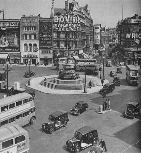 100 Years of Amazing Piccadilly Circus Photos - Flashbak