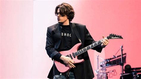 Watch: John Mayer Brings Back His Pink Jackson Soloist for Live Performance | Ultimate Guitar