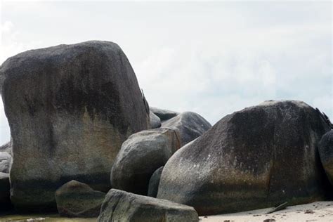 Eloknya Batu Granit Tua di Pantai Tanjung Tinggi Belitung - Kanal Wisata Indonesia