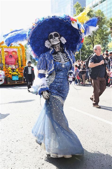 30 Photos from Mexico City's Bond-Inspired Day of the Dead Celebration ...