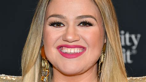 Here's What Kelly Clarkson Looks Like Going Makeup-Free