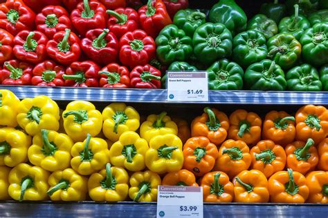 Buying fruit and vegetables in plastic packaging at the supermarket - Creative Commons Bilder