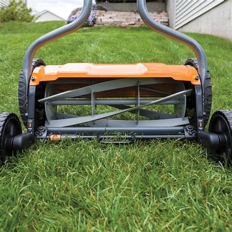 Fiskars 17-in 5 Reel Lawn Mower at Lowes.com