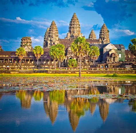 Famous Angkor Wat temple complex in sunset, Cambodia. | Viajes a la Medida