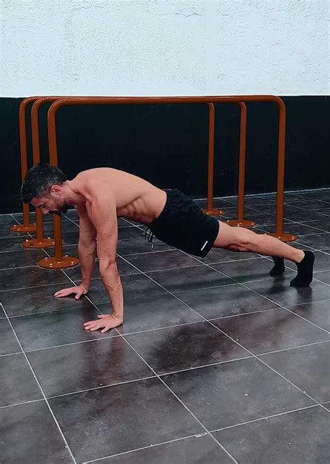 Isometric push-ups - Exercise level beginner