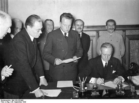 [Photo] Ribbentrop signing the German-Soviet non-aggression pact ...