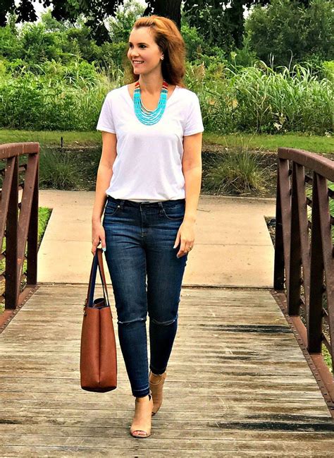 How to Dress Up a White T-Shirt and Jeans | Mom Fabulous