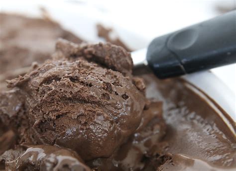 homemade dark chocolate fudge ice cream - It's Always Autumn