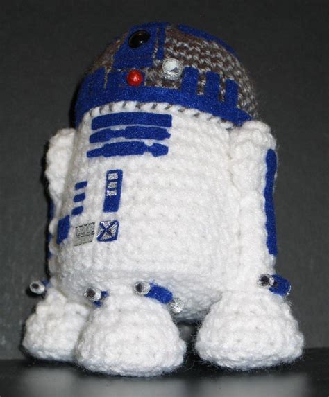 Make Your Own Star Wars R2-D2 Amigurumi | Gadgetsin