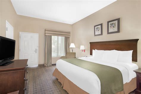 Baymont by Wyndham Crestview | Crestview, FL Hotels