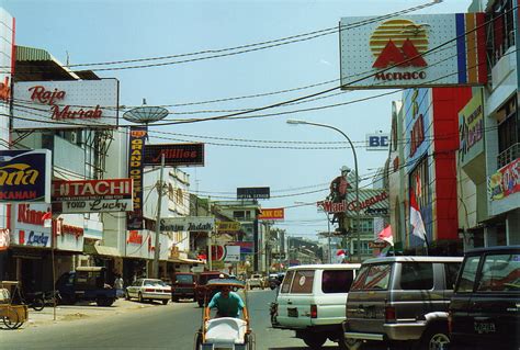 A busy road in Ujung Pandang - A Picture from Ujung Pandang, Indonesia - Travel Writing