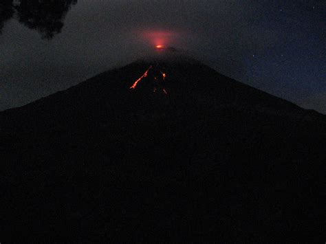 File:Arenal Volcano at night.jpg - Wikimedia Commons