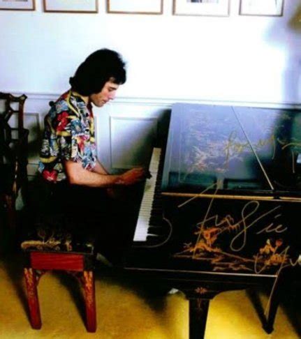 Freddie on piano : r/queen