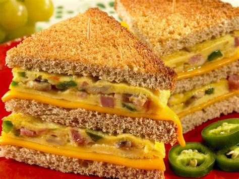 Omelette Cheese Sandwich - Fajar Magazine