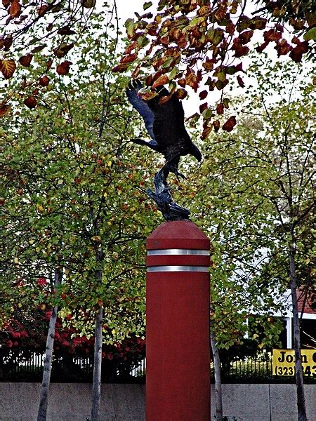 File:Golden Eagle Sculpture.jpg - Wikimedia Commons