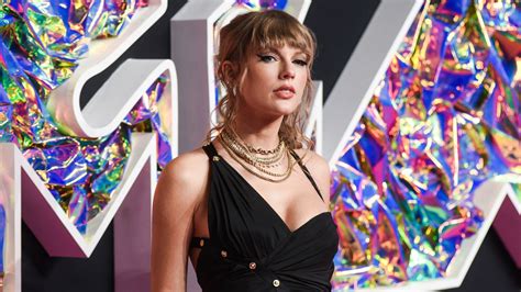 Taylor Swift continues to dominate with second consecutive video of the year win at MTV VMAs | CNN