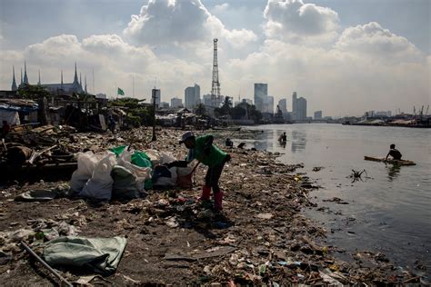 Groups sue PH gov't for inaction on plastic pollution