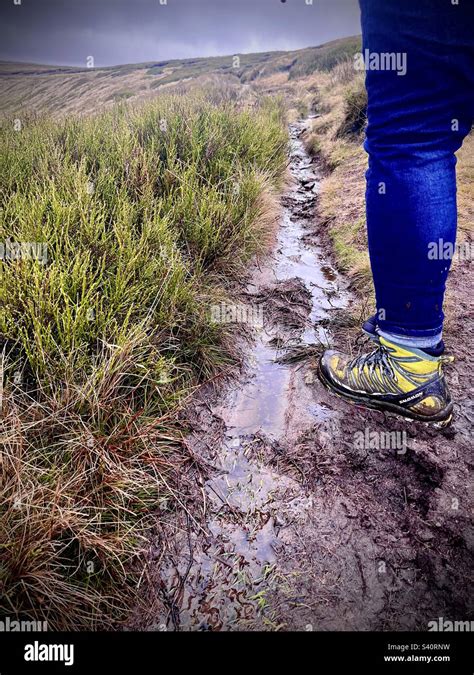 Hiking on snake pass Stock Photo - Alamy