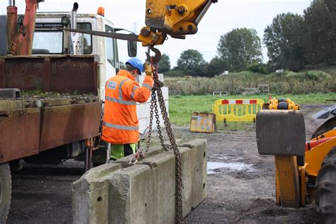 What is the purpose of a slinger/signaller in a lifting team? - SB Skills