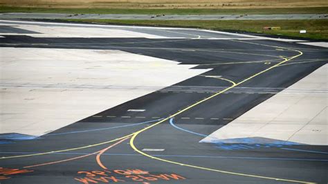 What is the Difference Between a Taxiway and Runway - Airport Wiz