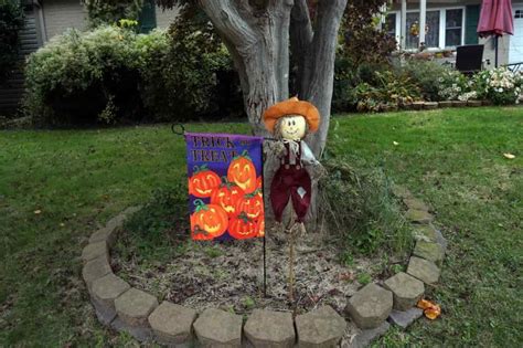 17 Halloween Garden Flags to Spice up Your Garden This Fall - Minneopa ...