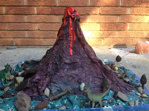 Home made volcano | Juegos deportivos para niños, Volcanes, Experimentos