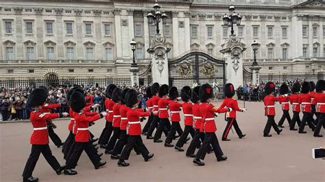 Buckingham Palace: Changing of the guard 4/22/2017 - YouTube