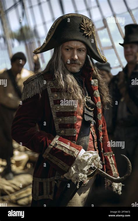 Captain hook jude law hi-res stock photography and images - Alamy