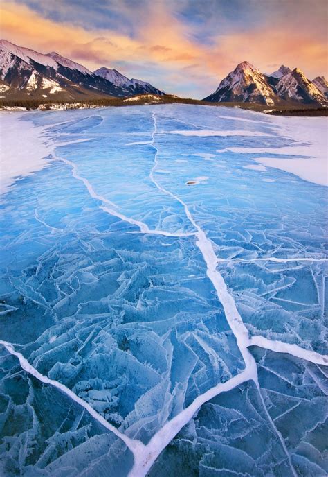 This frozen lake looks like it's bulging (X-post from r/earthporn ...