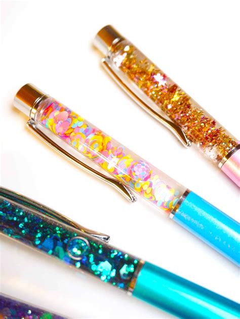 Easy DIY Glitter Pens - These awesome DIY glitter pens can be made in under 10 minutes! A ...