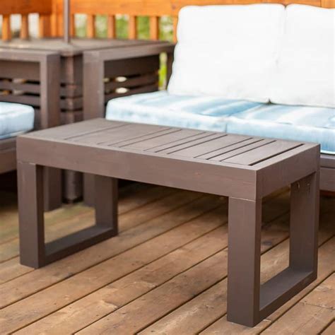 Easy DIY Outdoor Coffee Table [with plans] - The Handyman's Daughter