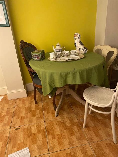 OFFER: Extending round dining table (Milford DE56)