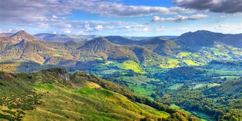 Les vues sur les volcans sont de toute beauté en Auvergne… et si vous souhaitez faire une ...