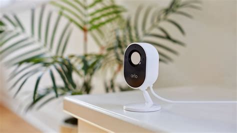 Arlo’s Essential Indoor Camera Automatically Covers Its Lens For Your Privacy – Review Geek