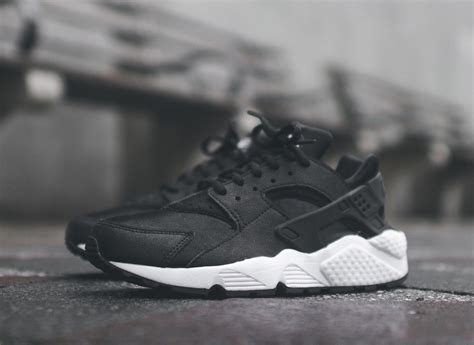 HUARACHE KICKS: NIKE AIR HUARACHE BLACK/WHITE