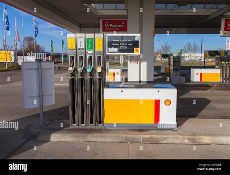 Shell service station hi-res stock photography and images - Alamy