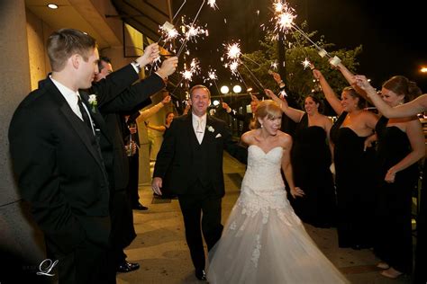 Sparklers, Signs and great ideas for a fun wedding photography! - Louise Michaud Photographer ...