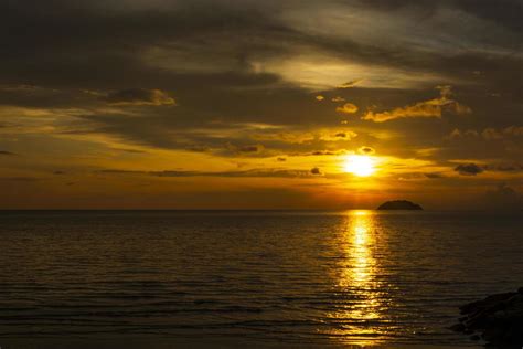 Beautiful Sunset At The Beach, Tanjung Aru Beach, Kota Kinabalu, Sabah, Malaysia 8673508 Stock ...