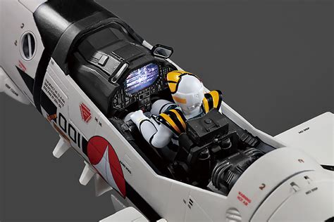 In Japan, You Can Subscribed To A Magazine To Get This Enormous Macross VF-1 Valkyrie Model