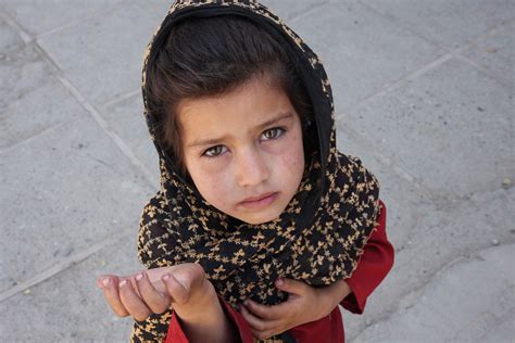 File:Afghan girl begging.jpg - Wikipedia