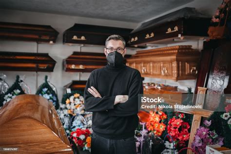 Undertaker In Funeral Parlor With Face Mask Stock Photo - Download Image Now - 30-34 Years ...