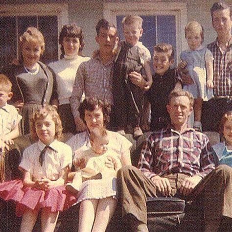 Dolly (top left) with her Mama and Daddy and siblings. | Dolly parton, Dolly parton husband ...