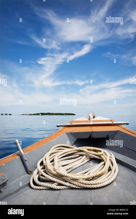 Maldives boat approaches an island Stock Photo - Alamy