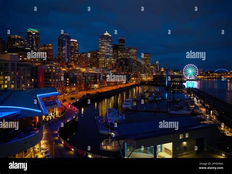 Seattle Big Wheel at Night. Downtown Seattle skyline at twilight. The ...