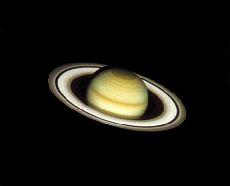 🔥 The planet Saturn photographed from the Hubble Space Telescope on 26 ...