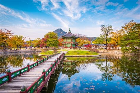 Premium Photo | Autumn of gyeongbokgung palace in seoul