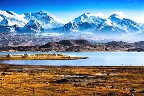 Mountains on Tibetan Plateau