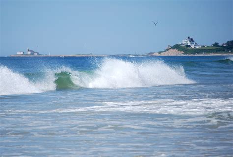 File:Wave and beach scene at Misquamicut RI.JPG - Wikimedia Commons