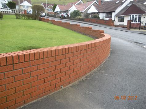 CWM LLYNFI BRICKLAYING : 9 INCH RED FACE BRICK GARDEN WALL WITH BRICK ...